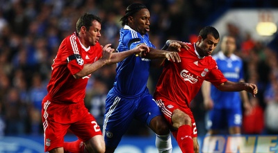 דידייה דרוגבה מנסה להתחמק ממסצ&acute;ראנו וקראגר (GettyImages)