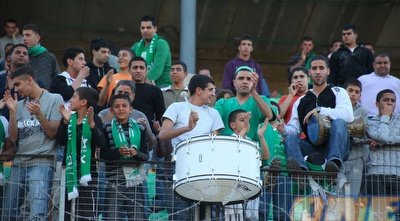 אוהדי מכבי אחי נצרת מריעים לקבוצה שלהם (עמית מצפה)