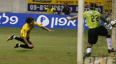 בן דיין נוגח פנימה (אמיר לוי)