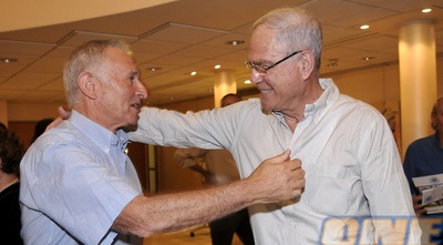 יעקב שחר וזאביק זלצר מתחבקים (אלעד ירקון)