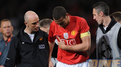 פרדיננד תופס את הצלעות מול ארסנל. פרגי מחזיק אצבעות לכשירותו (GettyImages) פרדיננד תופס את הצלעות מול ארסנל. פרגי מחזיק אצבעות לכשירותו (GettyImages)