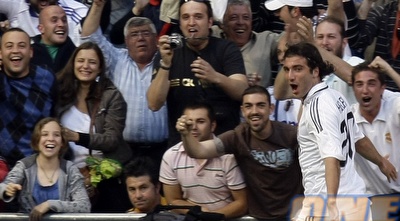 היגוואין חוגג עם האוהדים בברנבאו (רויטרס) היגוואין חוגג עם האוהדים בברנבאו (רויטרס)