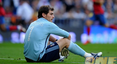 איקר קאסיאס המום במהלך ההפסד של ריאל (GettyImages) איקר קאסיאס המום במהלך ההפסד של ריאל (GettyImages)