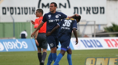 באסטיאניני מנחם את דני פרדה (שי לוי) באסטיאניני מנחם את דני פרדה (שי לוי)