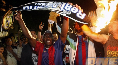 אוהדי ברצלונה שורפים צעיף של ריאל מדריד (GettyImages)
