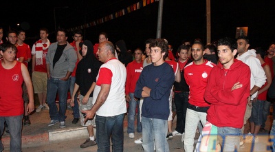 אוהדי הפועל במהלך המהומה בקרית-שמונה (עמית מצפה) אוהדי הפועל במהלך המהומה בקרית-שמונה (עמית מצפה)