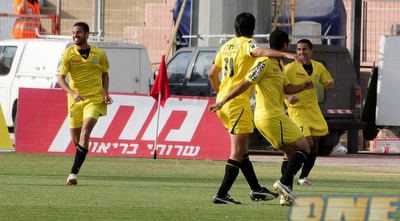 שחקני הרצליה חוגגים את שער היתרון (אלעד ירקון) שחקני הרצליה חוגגים את שער היתרון (אלעד ירקון)