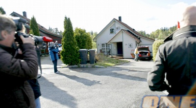 ביתו של טום הנינג אוברבו מוקף צלמים (רויטרס) ביתו של טום הנינג אוברבו מוקף צלמים (רויטרס)