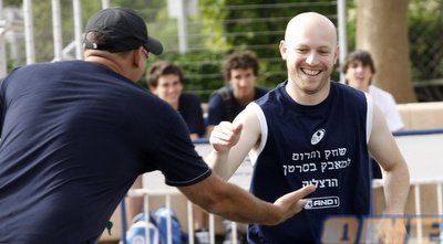 אבי נוסבאום מקבל את הברכות מג´מצ´י (אמיר לוי) אבי נוסבאום מקבל את הברכות מג´מצ´י (אמיר לוי)