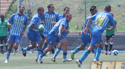 שחקני אשדוד חוגגים את שער היתרון המפתיע בקצף (עמית מצפה)