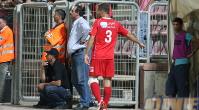 טל חן יורד מהמגרש כשהוא חבוש ברגלו הפצועה (עמית מצפה) טל חן יורד מהמגרש כשהוא חבוש ברגלו הפצועה (עמית מצפה)