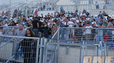 המשפחות ביציעים באצטדיון בנשר (עמית מצפה) המשפחות ביציעים באצטדיון בנשר (עמית מצפה)