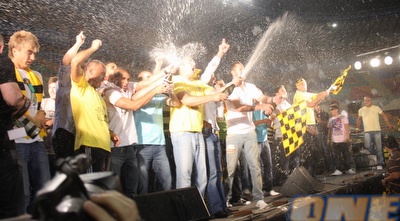 שחקני בית&qout;ר חוגגים גביע. בנאדו: &qout; (גיא בן זיו) שחקני בית&qout;ר חוגגים גביע. בנאדו: &qout; (גיא בן זיו)