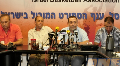 מסיבת העיתונאים של טפירו (אלעד ירקון) מסיבת העיתונאים של טפירו (אלעד ירקון)
