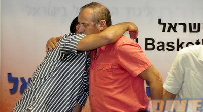 טפירו ושרף מתחבקים במהלך מסיבת העיתונאים (אלעד ירקון) טפירו ושרף מתחבקים במהלך מסיבת העיתונאים (אלעד ירקון)