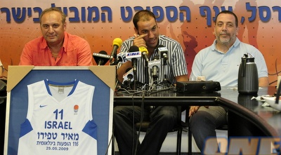 איתן רוב, טפירו ושרף יחד עם חולצת המזכרת של טפירו (אלעד ירקון) איתן רוב, טפירו ושרף יחד עם חולצת המזכרת של טפירו (אלעד ירקון)