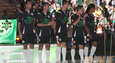 שחקני מכבי חיפה על הפודיום (עמית מצפה)