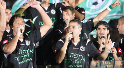 דוידוביץ&acute;, חרזי ורפאלוב שרים לקהל (עמית מצפה)