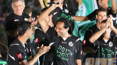 ניר דוידוביץ&acute; מפגין כישורי ווקאליים (עמית מצפה)