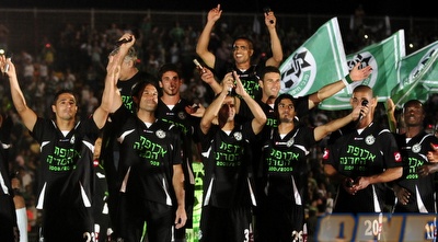 שחקני מכבי חיפה חוגגים על הפודיום (אלעד ירקון) שחקני מכבי חיפה חוגגים על הפודיום (אלעד ירקון)