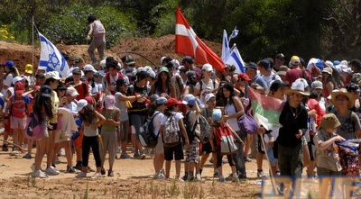 דגלי דנמרק וישראל במהלך שיחזור מצעד המשלחות (אלעד ירקון)
