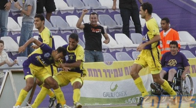 השחקנים חוגגים עם תמיר פור. היום בר&qout;ג (אמיר לוי) השחקנים חוגגים עם תמיר פור. היום בר&qout;ג (אמיר לוי)