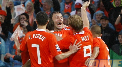 הולנד בפוזה מוכרת מהמוקדמות. יצליחו גם בדבר האמיתי? (רויטרס) הולנד בפוזה מוכרת מהמוקדמות. יצליחו גם בדבר האמיתי? (רויטרס)