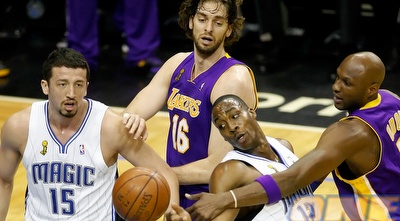 אודום מנסה להוציא את הכדור מידיו של הווארד (GettyImages)