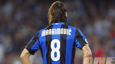 איברהימוביץ&acute;. האוהדים חוטפים את החולצות שלו (רויטרס)