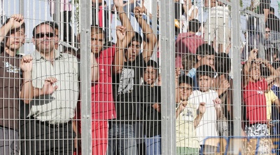 אוהדי הפועל ב&qout;ש מחכים לשחקנים לפני האימון (קובי אליהו) אוהדי הפועל ב&qout;ש מחכים לשחקנים לפני האימון (קובי אליהו)