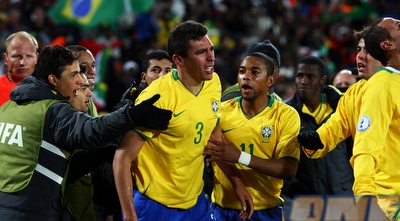 לוסיו מתקשה לעצור את הדמעות לאחר שער הניצחון בגמר הקונפדרציות (GettyImages) לוסיו מתקשה לעצור את הדמעות לאחר שער הניצחון בגמר הקונפדרציות (GettyImages)