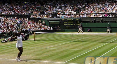 סרינה וויליאמס מגישה. שתי האחיות שמרו על הסרב (רויטרס)