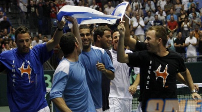 סלע, ארלי, אוקון, רם, חדד והקפטן אייל רן בהקפת הניצחון (אמיר לוי) סלע, ארלי, אוקון, רם, חדד והקפטן אייל רן בהקפת הניצחון (אמיר לוי)