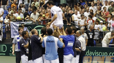 השחקנים מרימים את הקפטן, אייל רן (אמיר לוי) השחקנים מרימים את הקפטן, אייל רן (אמיר לוי)