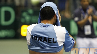 אנדי עם החולצה על הראש. לא מצליח לעצור את הדמעות (אמיר לוי) אנדי עם החולצה על הראש. לא מצליח לעצור את הדמעות (אמיר לוי)