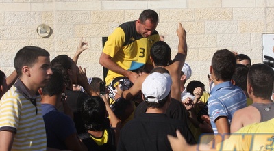 הקפטן דוד אמסלם מונף אל על (גיא בן זיו)