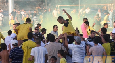 ברוכיאן ומויאל על כתפי האוהדים. ברקע - רימוני העשן (גיא בן זיו)