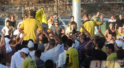 האוהדים לא נתנו לאימון הבכורה להתקיים (גיא בן זיו)