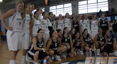 נבחרת הנערות עם נבחרת גרמניה. הבנות ישתתפו בטורניר המכביה (IT Sports)