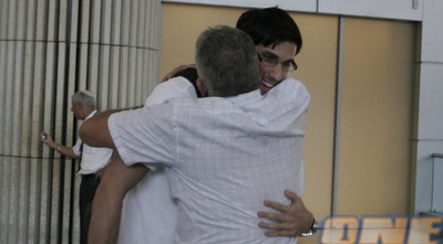 עומרי כספי מקבל חיבוק בשדה התעופה (אמיר לוי) עומרי כספי מקבל חיבוק בשדה התעופה (אמיר לוי)