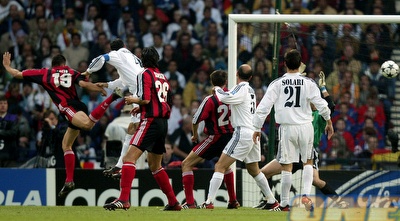 לוסיו כובש את השער שכמעט והביא ללברקוזן את גביע האלופות (רויטרס) לוסיו כובש את השער שכמעט והביא ללברקוזן את גביע האלופות (רויטרס)