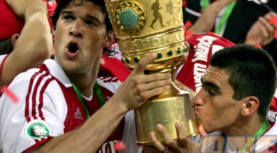 לוסיו חוגג אחד מיני תארים רבים בבאיירן מינכן (רויטרס) לוסיו חוגג אחד מיני תארים רבים בבאיירן מינכן (רויטרס)