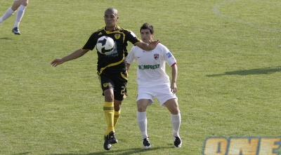 ג&acute;וניור ויסה ראשון לכדור מול יריב רומני (יעל מרגלית)