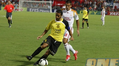סבן מקדים את בארוש. יתפוס את עמדת המגן (תומר גבאי) סבן מקדים את בארוש. יתפוס את עמדת המגן (תומר גבאי)