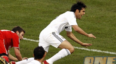 קאקה מופל אל הדשא (רויטרס)