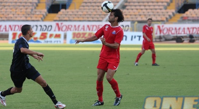 עדן בן בסט. דורה מוריד את הכובע בפניו (עמית מצפה) עדן בן בסט. דורה מוריד את הכובע בפניו (עמית מצפה)