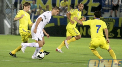 ייני מנסה להצר את צעדיו של מקרייב (אור שפונדר) ייני מנסה להצר את צעדיו של מקרייב (אור שפונדר)