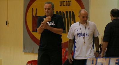 צביקה שרף ועוזרו אדלשטיין באימון. &qout; (יעל מרגלית) צביקה שרף ועוזרו אדלשטיין באימון. &qout; (יעל מרגלית)