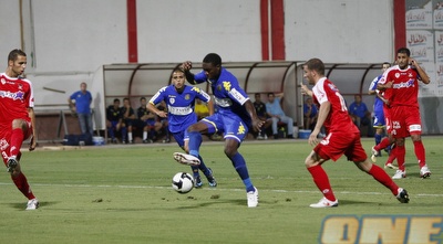 מאיוקה משתלט על הכדור מול הגנת סכנין (תומר גבאי) מאיוקה משתלט על הכדור מול הגנת סכנין (תומר גבאי)