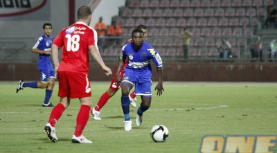 עותמאן עם הכדור. ניסה לכבוש עם פתיחת המחצית השניה (תומר גבאי) עותמאן עם הכדור. ניסה לכבוש עם פתיחת המחצית השניה (תומר גבאי)